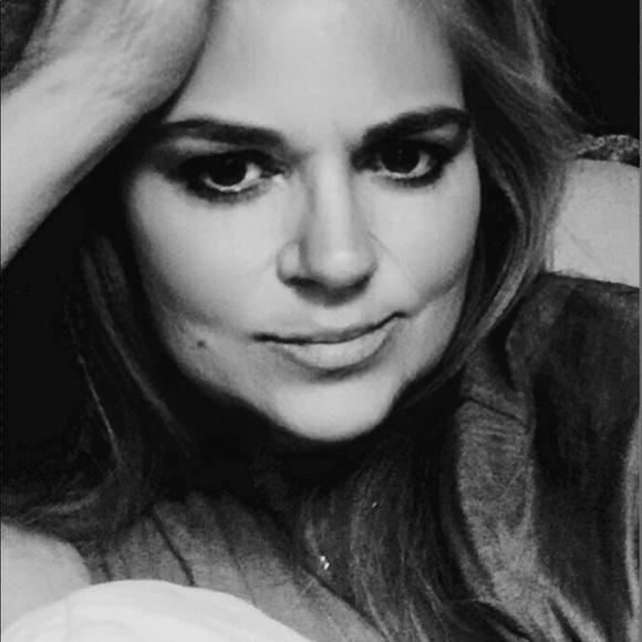 Meet your Posher, Lara - Picture 2 of 3